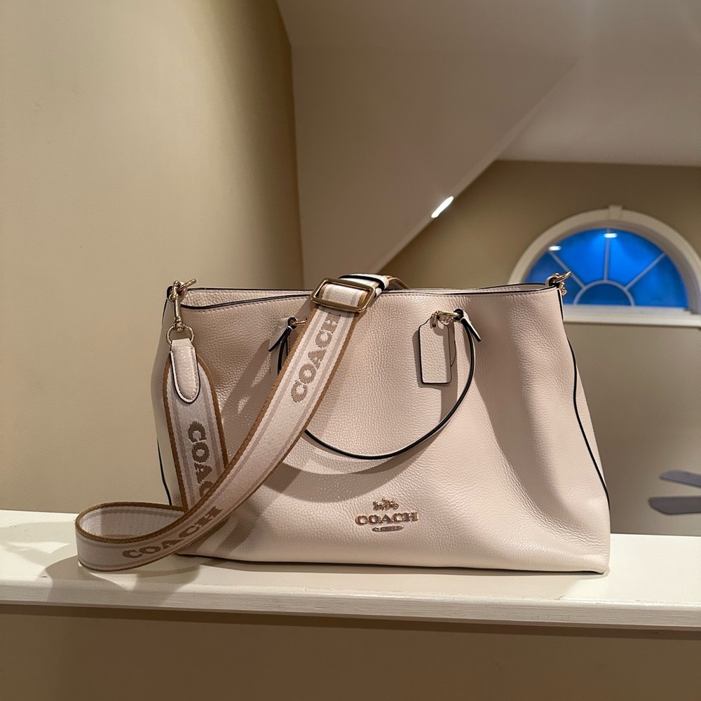 Coach Cream Leather Shoulder Bag with Versatile Design